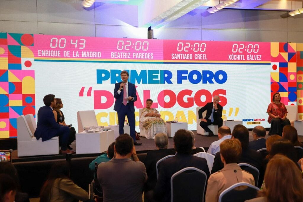 Enrique de la Madrid en el primer debate del Frente Amplio por México