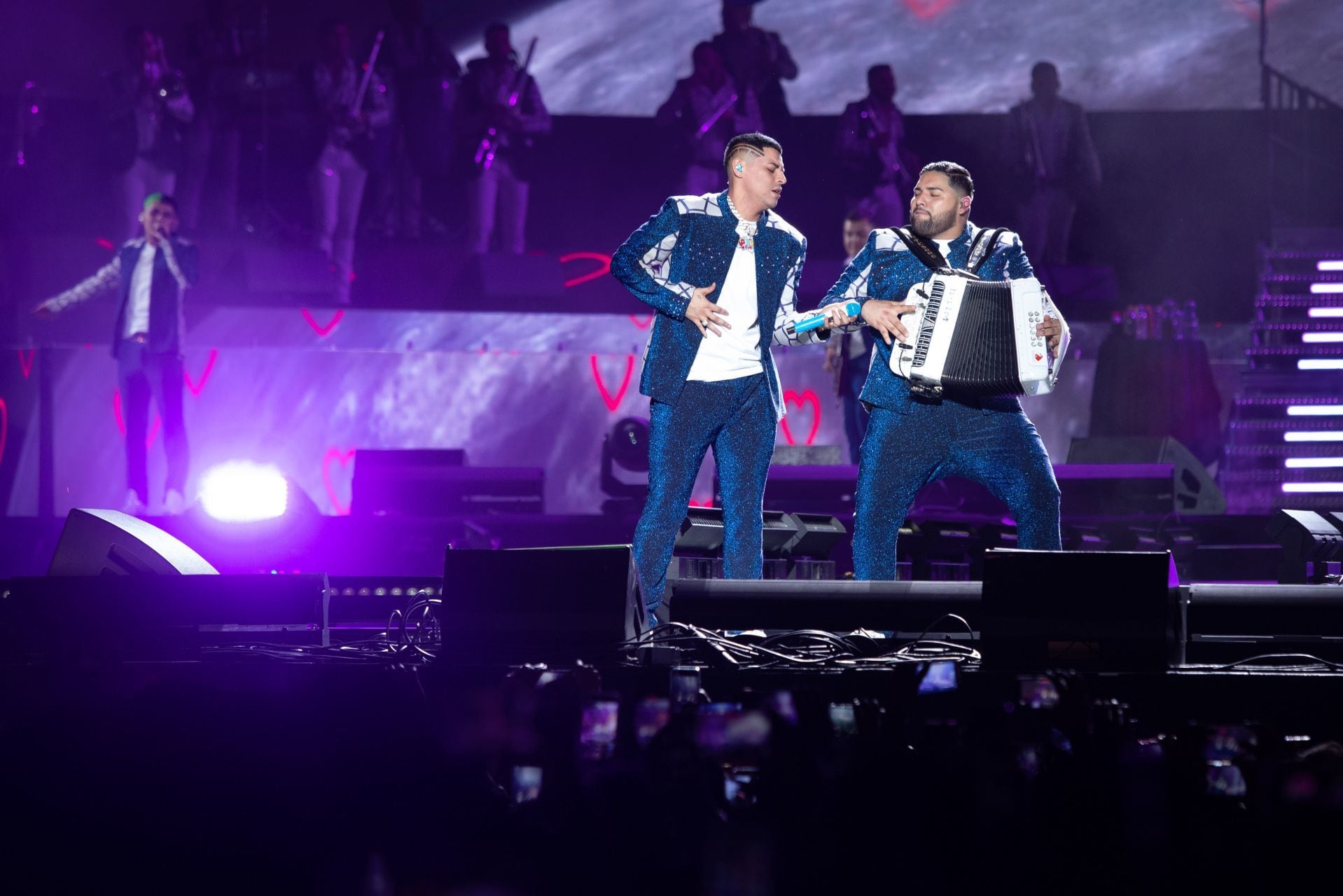 Eduin Caz , vocalista de Grupo Firme en el Foro Sol.