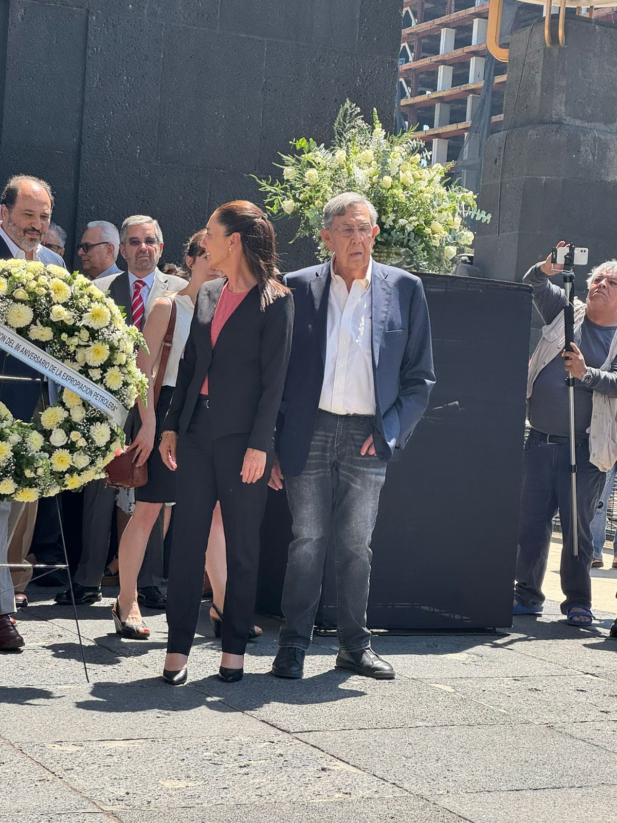 Claudia Sheinbaum hace guardia de honor junto a Cuauhtémoc Cárdenas por expropiación petrolera