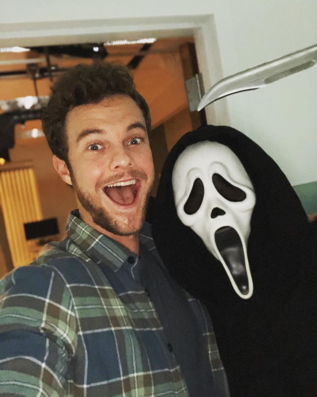 Jack Quaid con la máscara de Ghostface