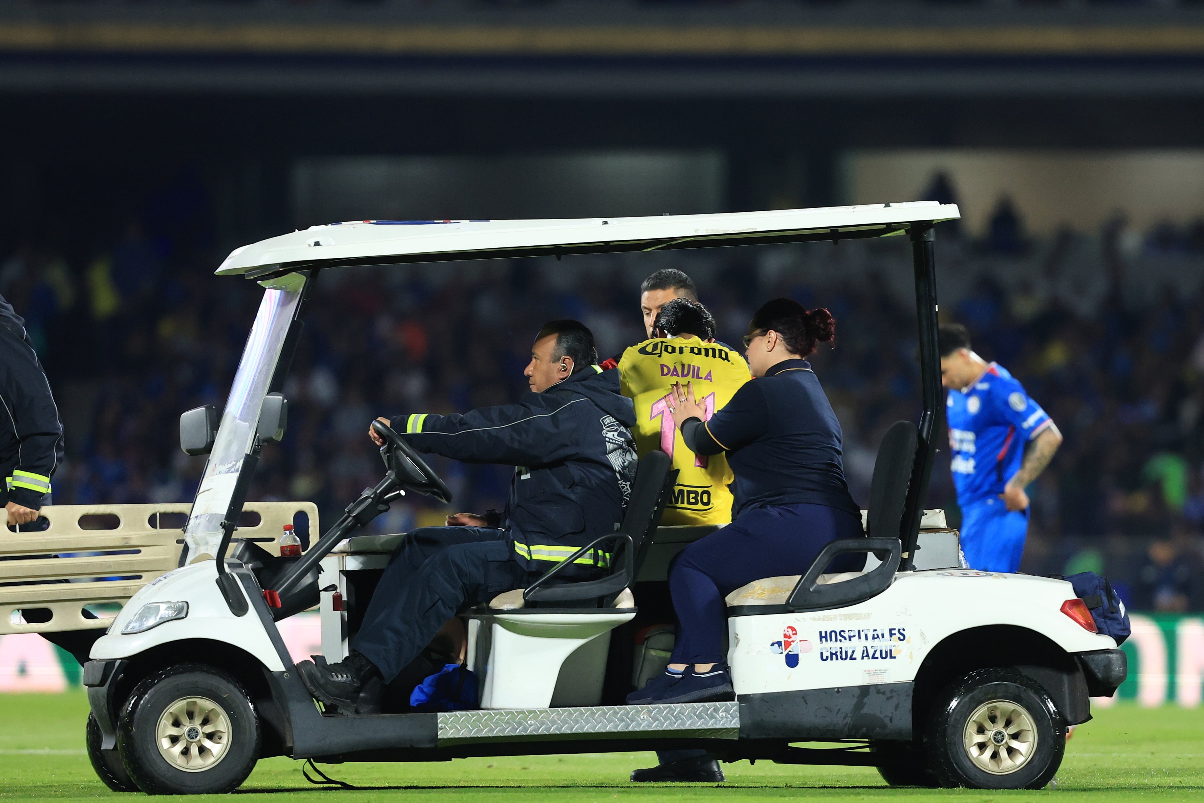 Víctor Dávila sale lesionado del Cruz Azul vs América.