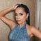 Becky G sonríe en medio de los empujones, golpes y caídas que provocó su llegada a México (VIDEO)