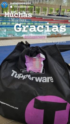 Nadadoras presumen regalo de Tupperware