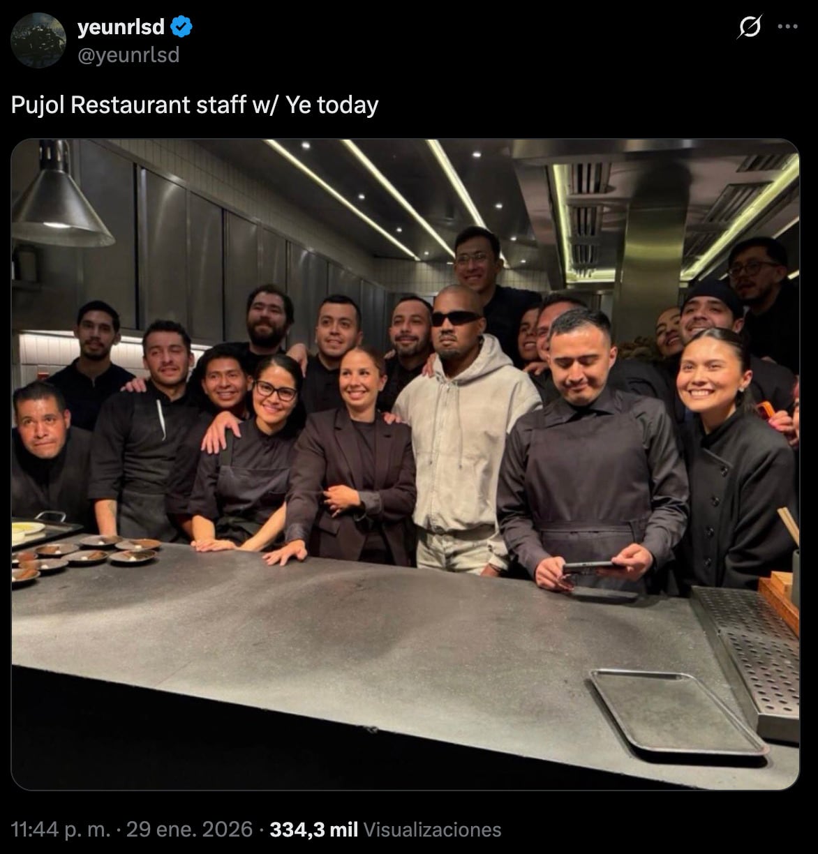 Kanye West comparte foto con el staff del restaurante Pujol