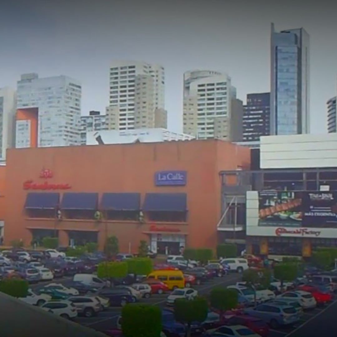 Hombre muere tras caer de 12 metros en estacionamiento de Centro Santa Fe