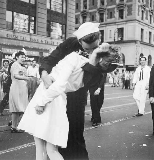 Beso robado entre un marinero y una enfermera el 14 de agosto de 1945