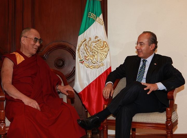 Felipe Calderón y Vicente Fox callan ante la polémica del Dalai Lama y el beso que le dio a un menor de edad