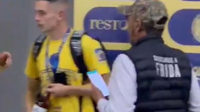 Álvaro Fidalgo fue captado saliendo del Estadio Azteca con una caguama en mano.