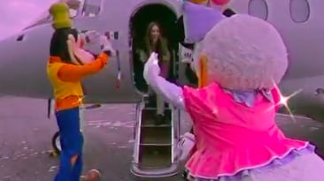 Belinda Schüll, mamá de Belinda ¿le regaló un avión privado con botargas de Disney?