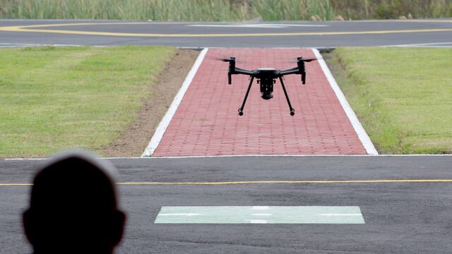 La SEMAR dio capacitación a personal de seguridad estatal para el manejo de los drones como herramientas de utilidad.