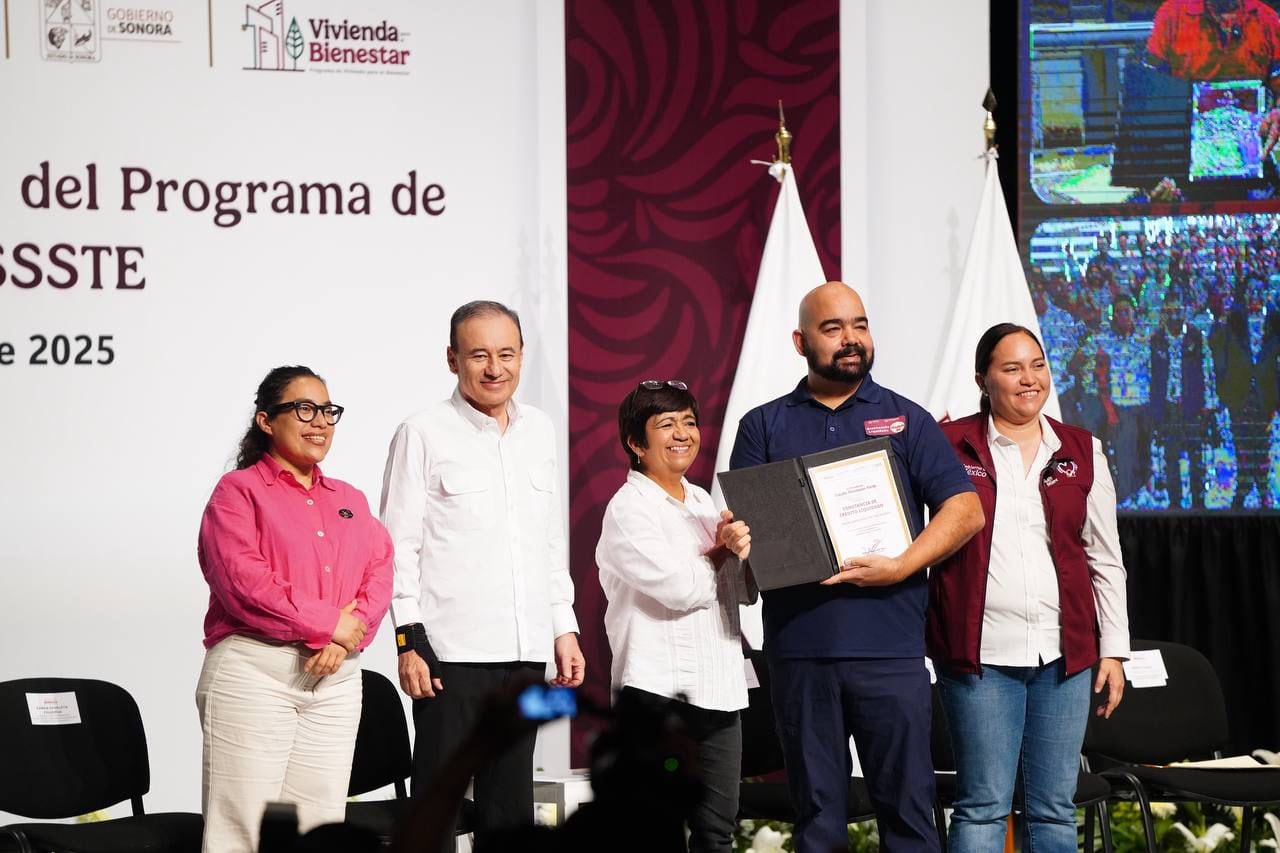 Alfonso Durazo Montaño entrega constancias de finiquito del Programa de Justicia Social del Fovissste en Sonora.