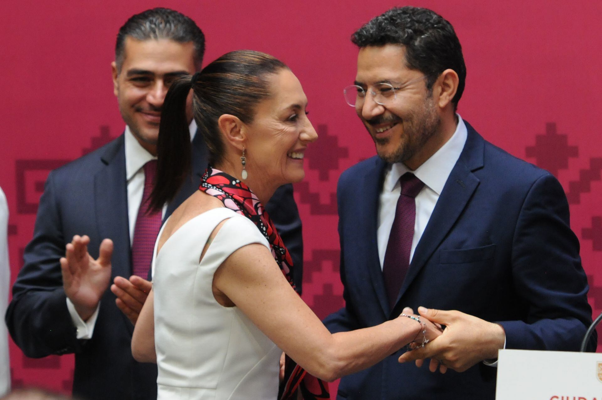 Claudia Sheinbaum designa a Martí Batres como jefe de gobierno.