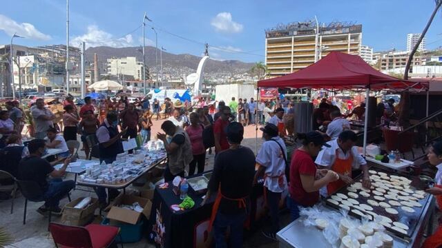 Don Rey Taquería regaló tacos de pastor a la gente de Acapulco que llevaba días sin comer tras el paso del huracán Otis