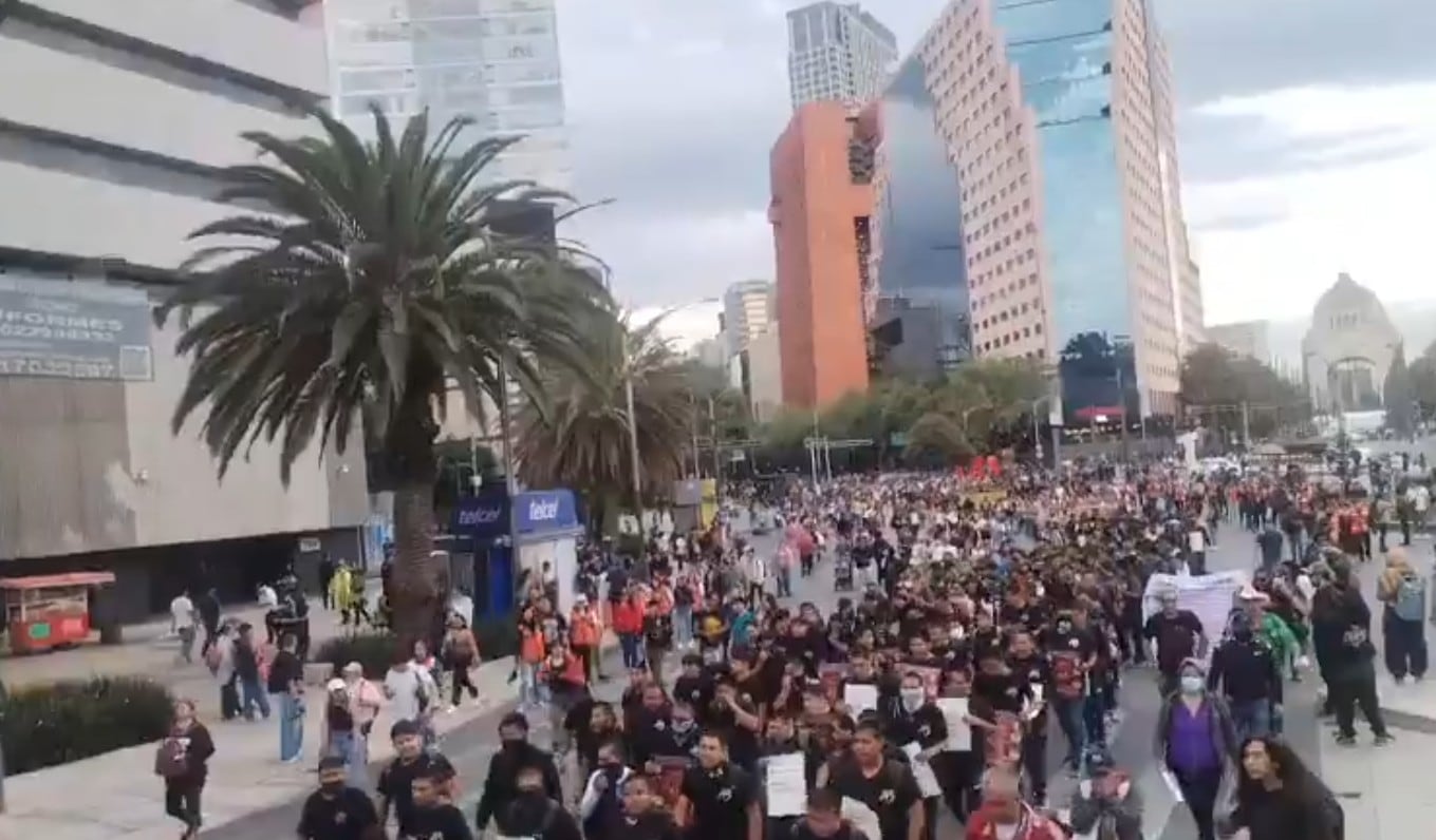 Bloque negro lanza cohetes y causa destrozos en marcha por Ayotzinapa