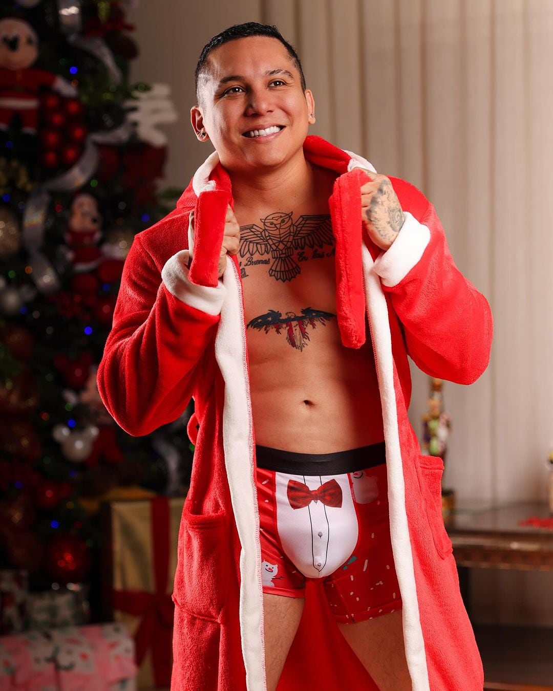 Edwin Luna se comparte en calzón navideño para encender la pasión de la fecha decembrina.