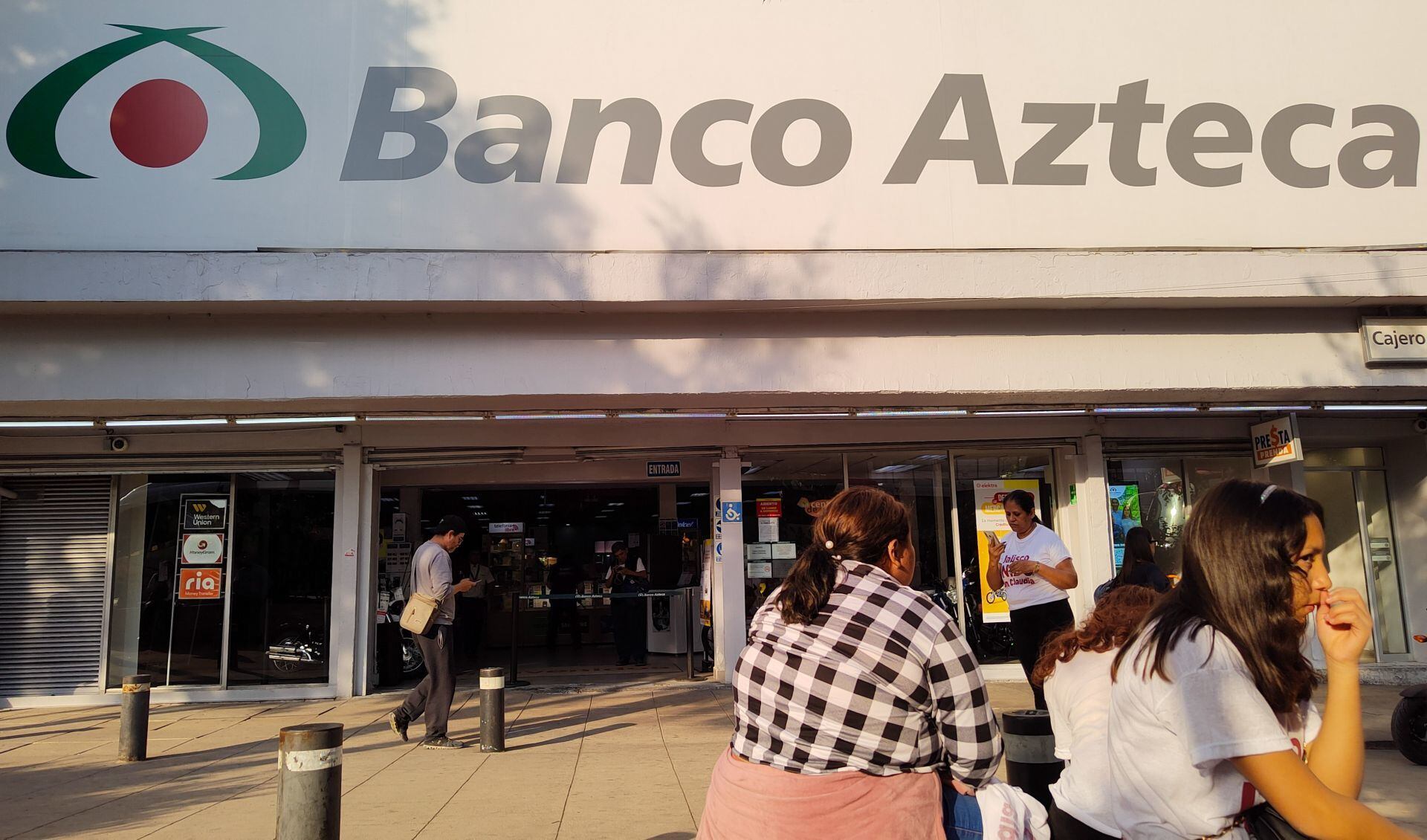 Asaltan sucursal de Banco Azteca en Chiapas y matan al gerente