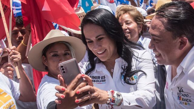 Alejandra del Moral, candidata a la gubernatura del Estado de México por la coalición PRI, PAN y PRD “Va por el Estado de México” durante su gira de campaña junto a simpatizantes y vecinos de la colonia Ayotla en Ixtapaluca.