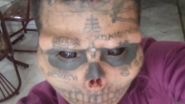 A través de modificaciones corporales, Eric busca ser una calavera real