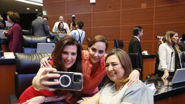 Las senadoras Kenia López Rabadán y Lilly Téllez se toman la foto con Xóchitl Gálvez, candidata presidencial del Frente Amplio por México