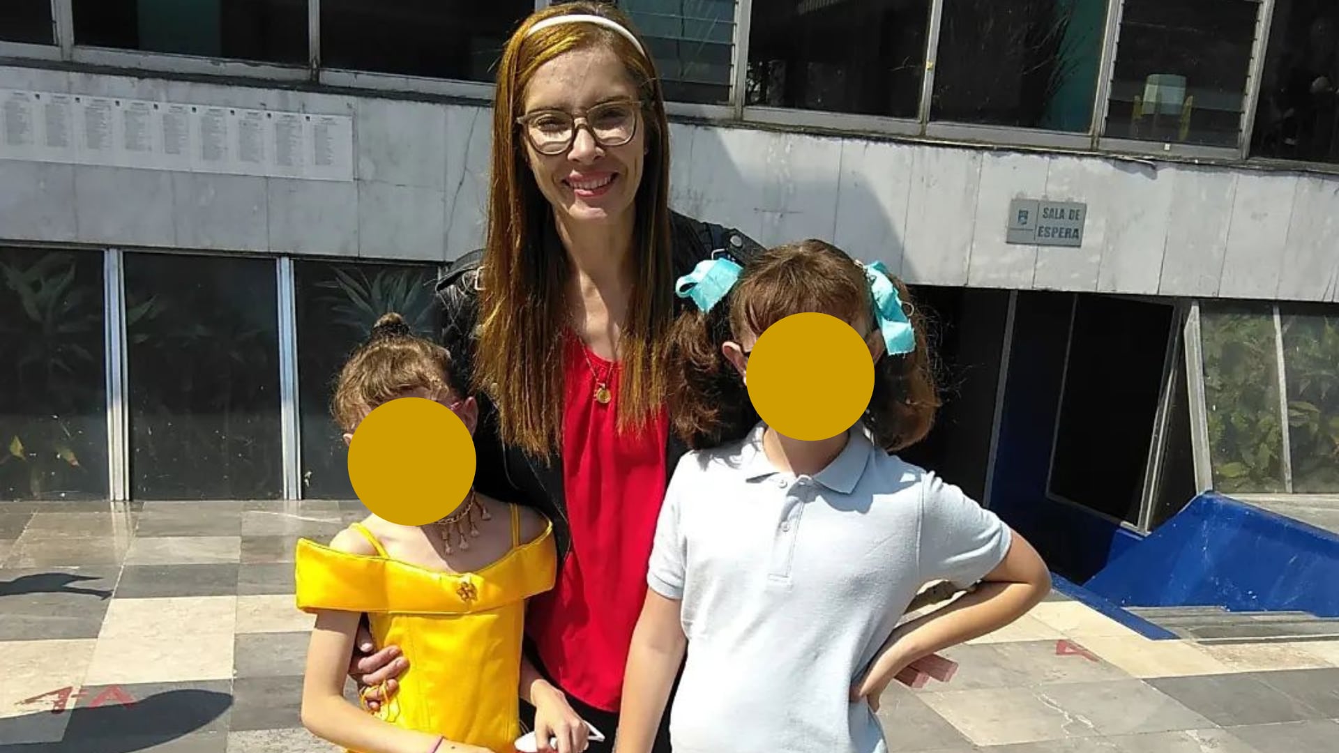 Aurea Zapata con sus hijas.