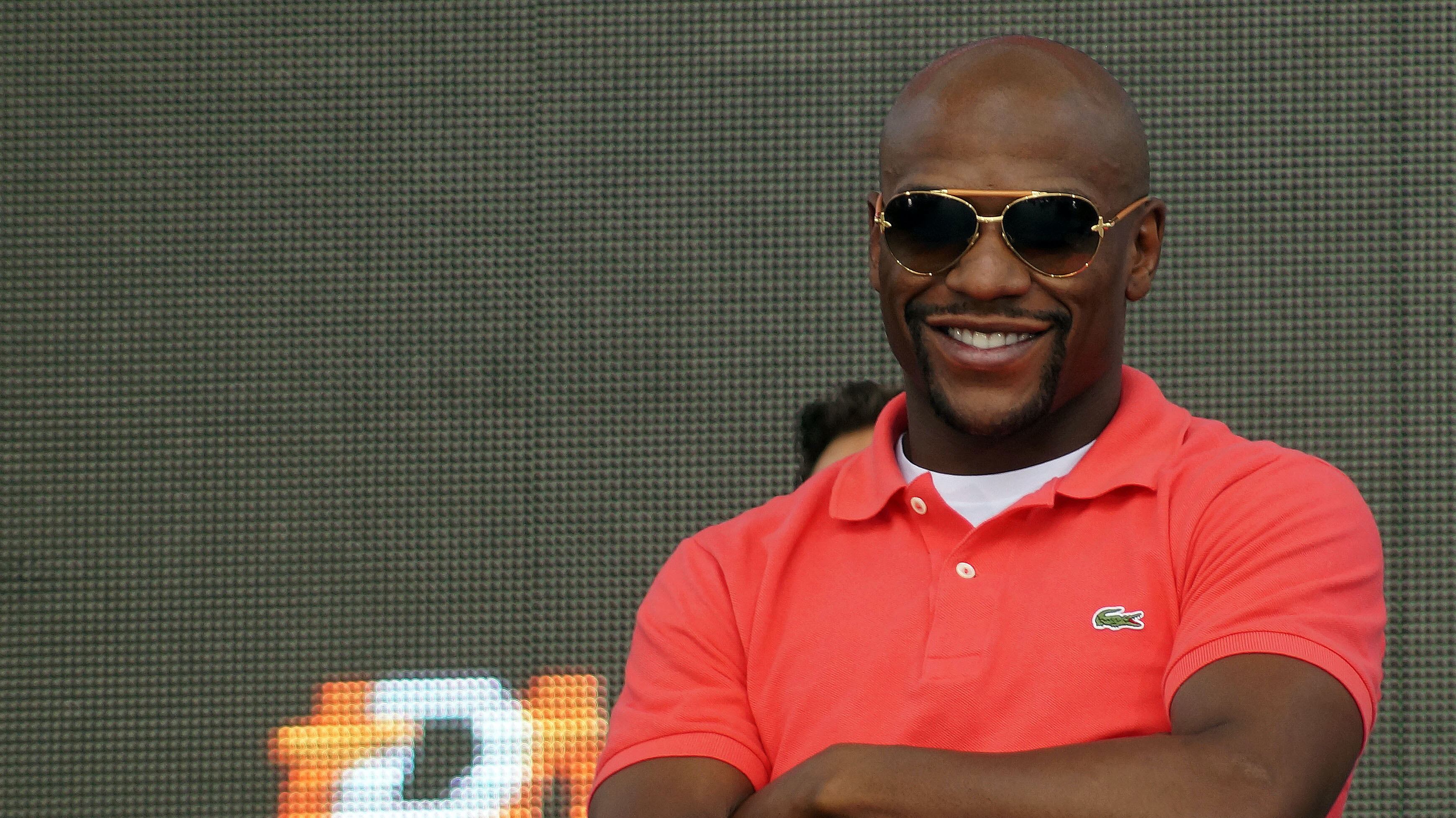 Floyd Mayweather deja en visto a Óscar de la Hoya y hasta presume su dinero