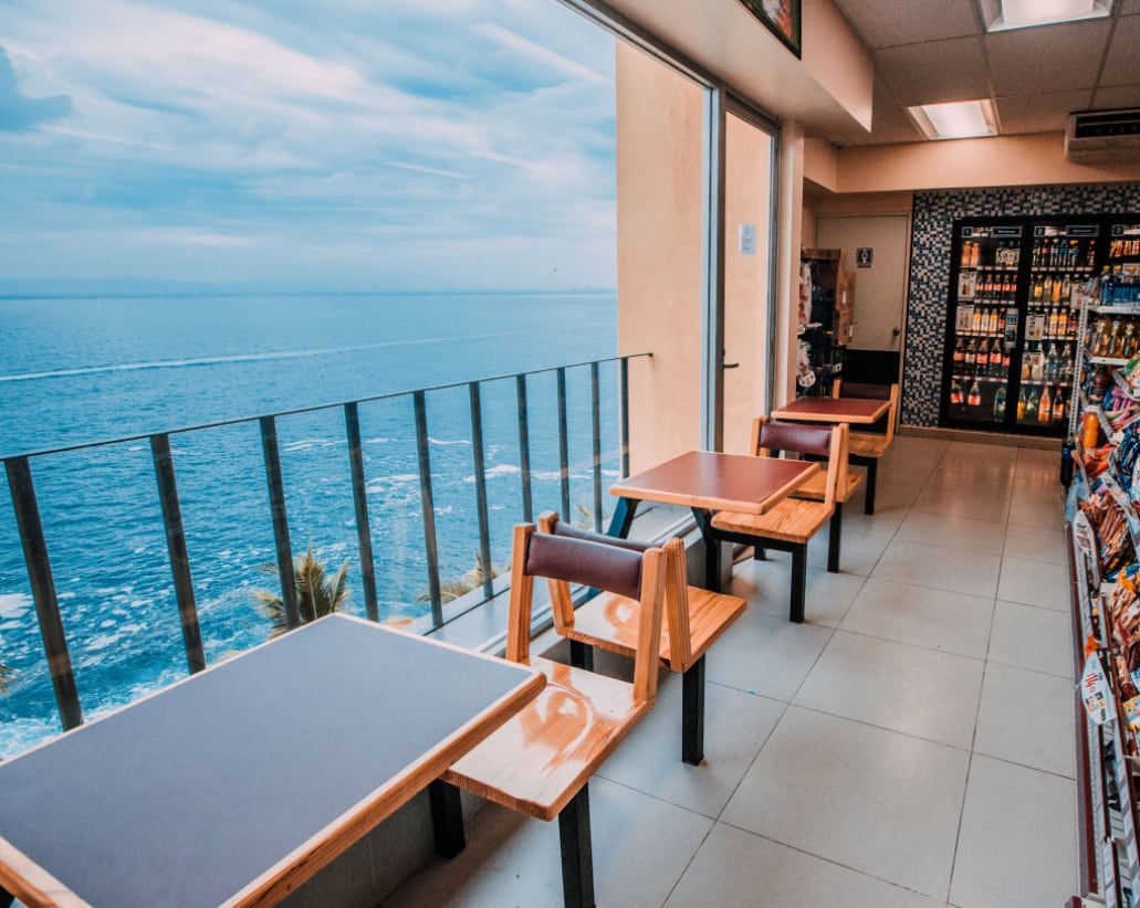 Oxxo con vista al mar en Puerto Vallarta