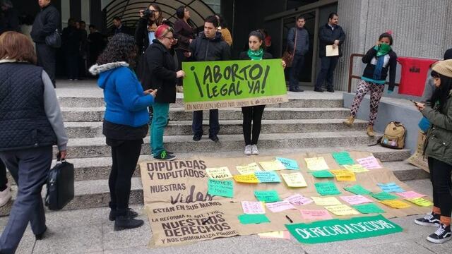 Manifestación a favor del aborto fuera del Congreso de Nuevo León