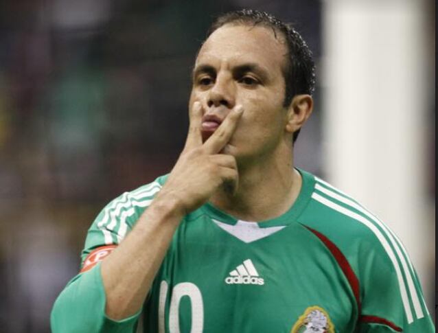 El ex futbolista, en comparación a sus competidores, es conocido por el 94 por ciento de los encuestados, pero también es quien enfrenta la mayor parte de las críticas negativas.