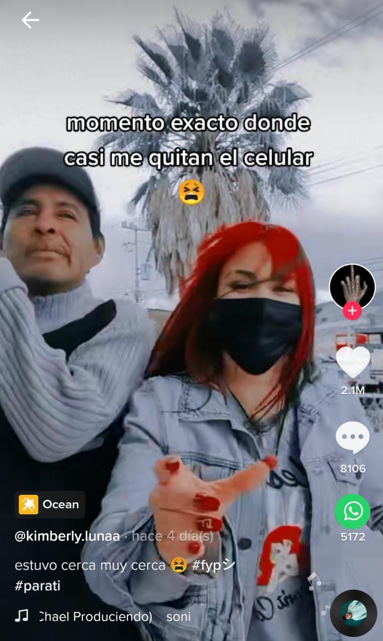 Haciendo un reto de TikTok casi le roban el celular