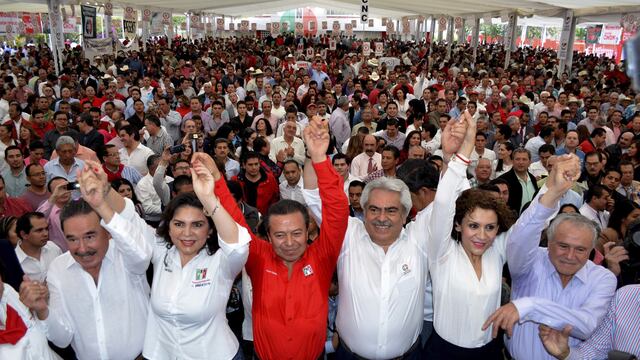 Emilio Gamboa Patrón, coordinador de los Senadores del PRI; Ivonne Ortega Pacheco, secretaria general del PRI; César Camacho, presidente nacional del PRI; Ascención Orihuela, precandidato del PRI al gobierno de Michoacán; posan con las manos levantadas luego de que Ascención Orihuela se registró como precandidato único del PRI a la gubernatura del Estado. Foto: Especial