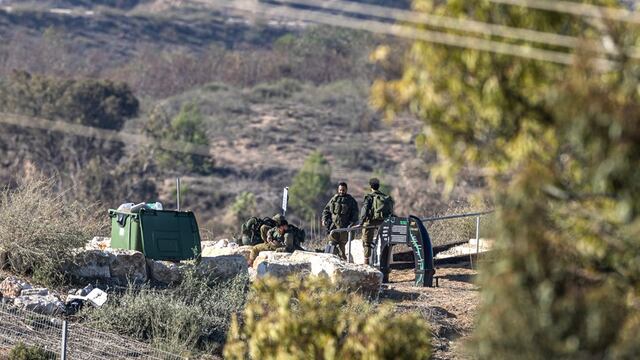 Soldados israelíes preparan un ataque contra el norte de la Franja de Gaza, en Sderot, sur de Israel