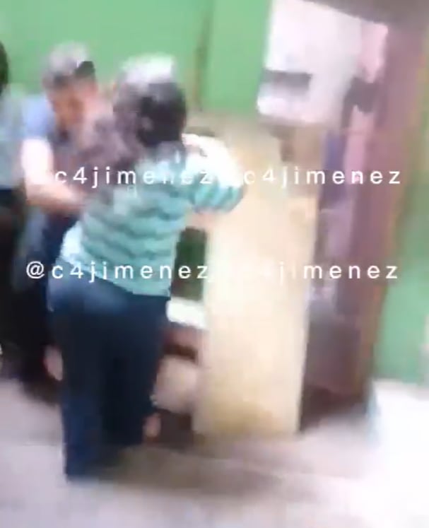 Hombre empuja a su suegra violentamente