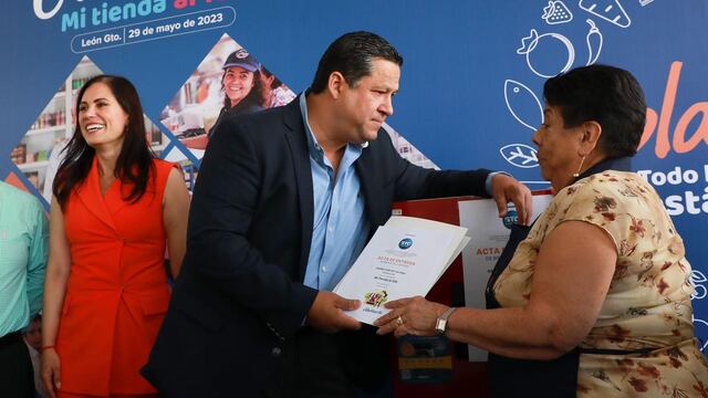 Diego Sinhue Rodríguez apoya a comerciantes de León y Silao