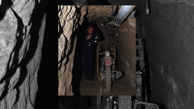 "El Chapo" bajo al un túnel y escapó en una moto enrielada