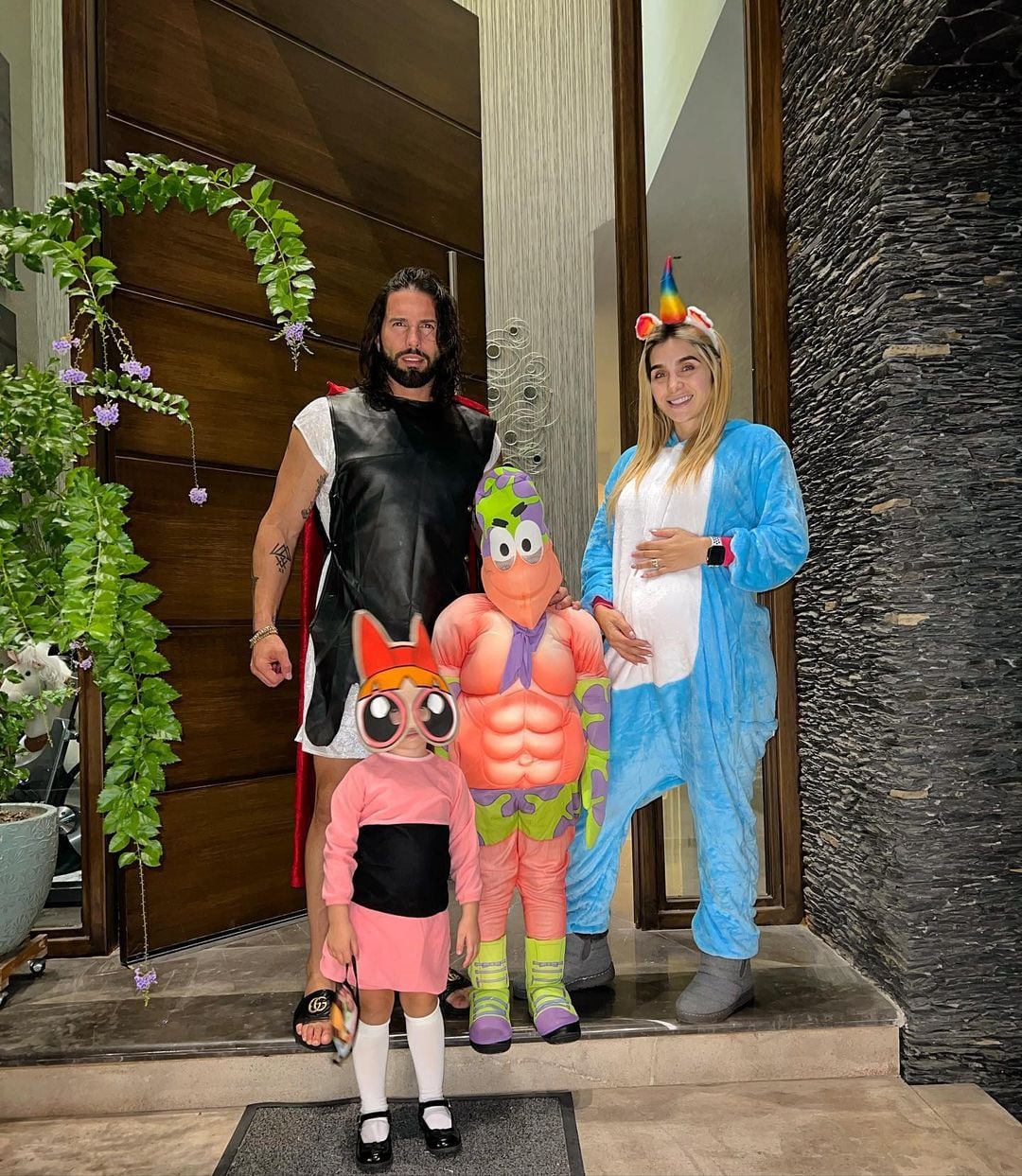 Poncho de Nigris y su familia disfrazados