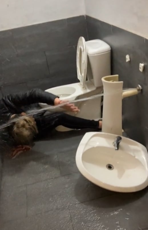 Hombre borracho arruina fiesta de cumpleaños al inundar casa