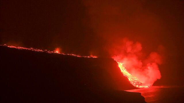 Lava del volcán Cumbre Vieja llega al mar