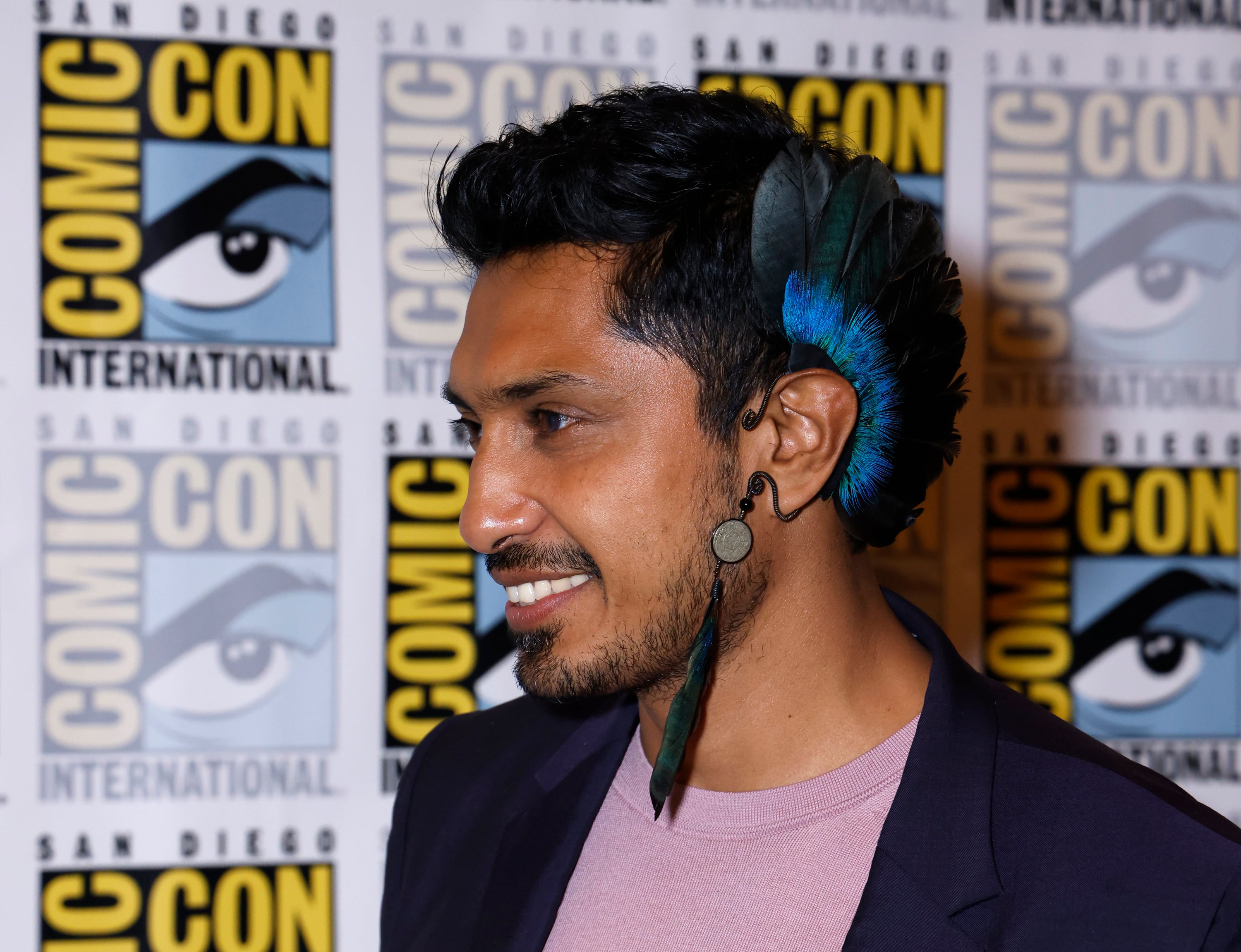 Tenoch Huerta usando un copilli en la San Diego Comic Con 2022