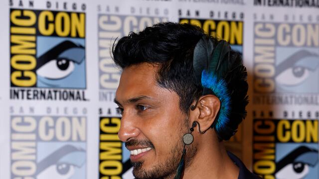 Tenoch Huerta usando un copilli en la San Diego Comic Con 2022