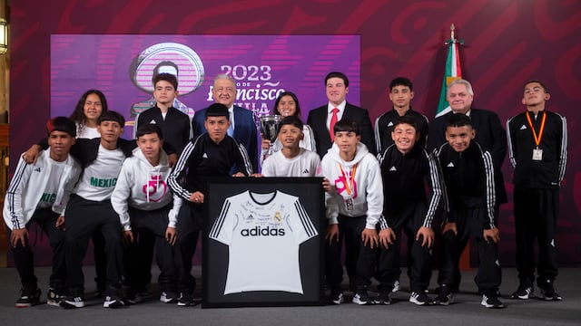 Niños y niñas mexicanas ganan torneo de fútbol del Real Madrid y así lo festejaron con AMLO