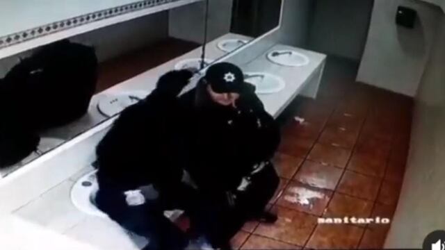 Policías en el lavabo del baño