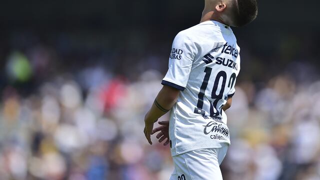Marco García durante un partido con Pumas