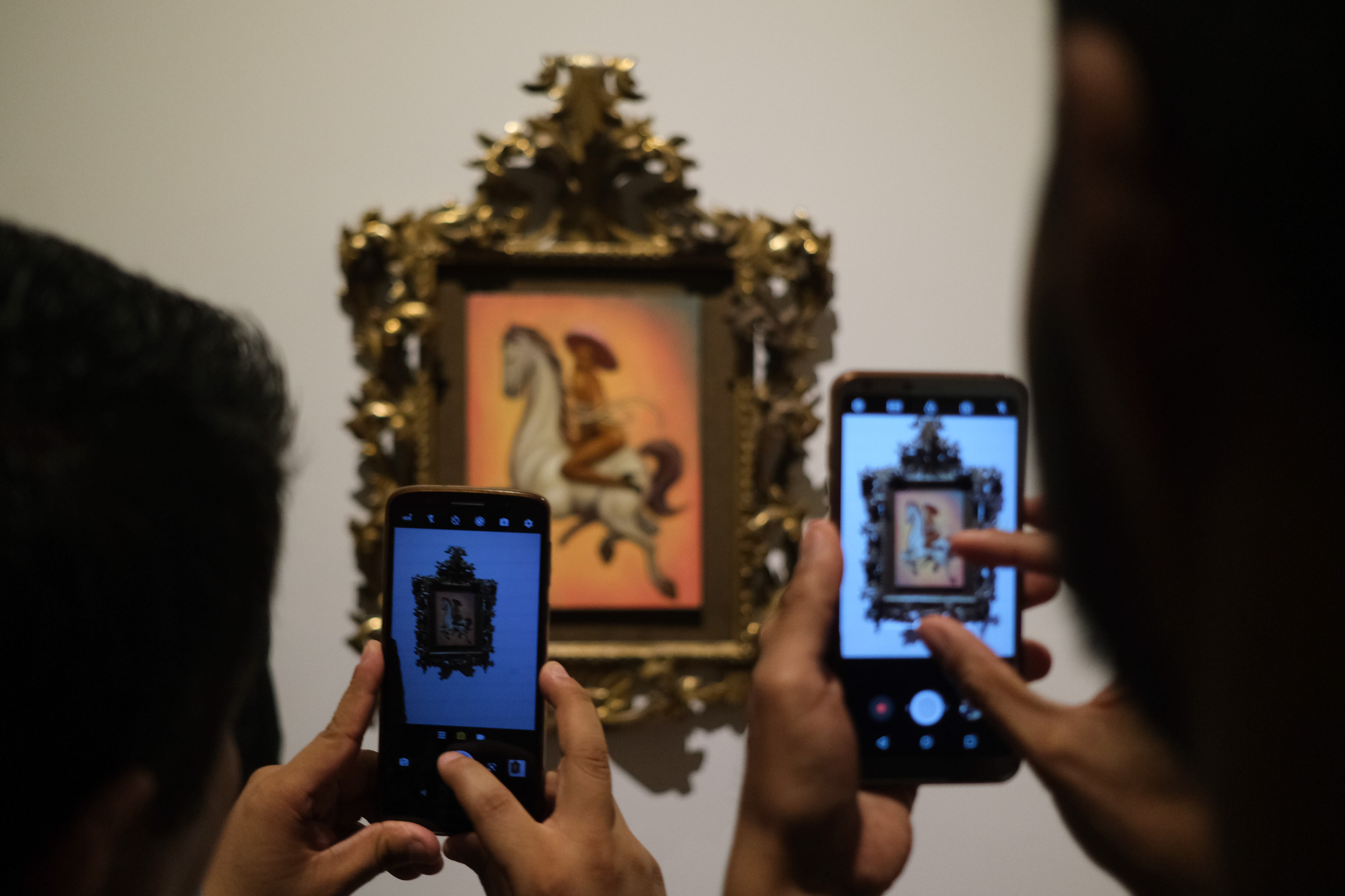 La gente hace filas para ver la pintura de Fabián Chairez