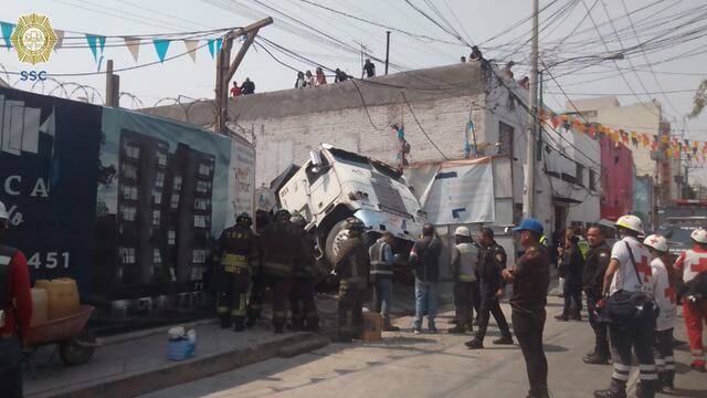 Camión de volteo cayó sobre una obra de construcción se reportan al menos 3 heridos en la colonia Valle Gómez de la CDMX