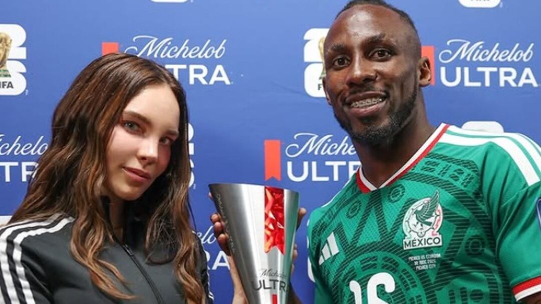 Belinda sorprende al entregar el premio MVP a Julián Quiñones