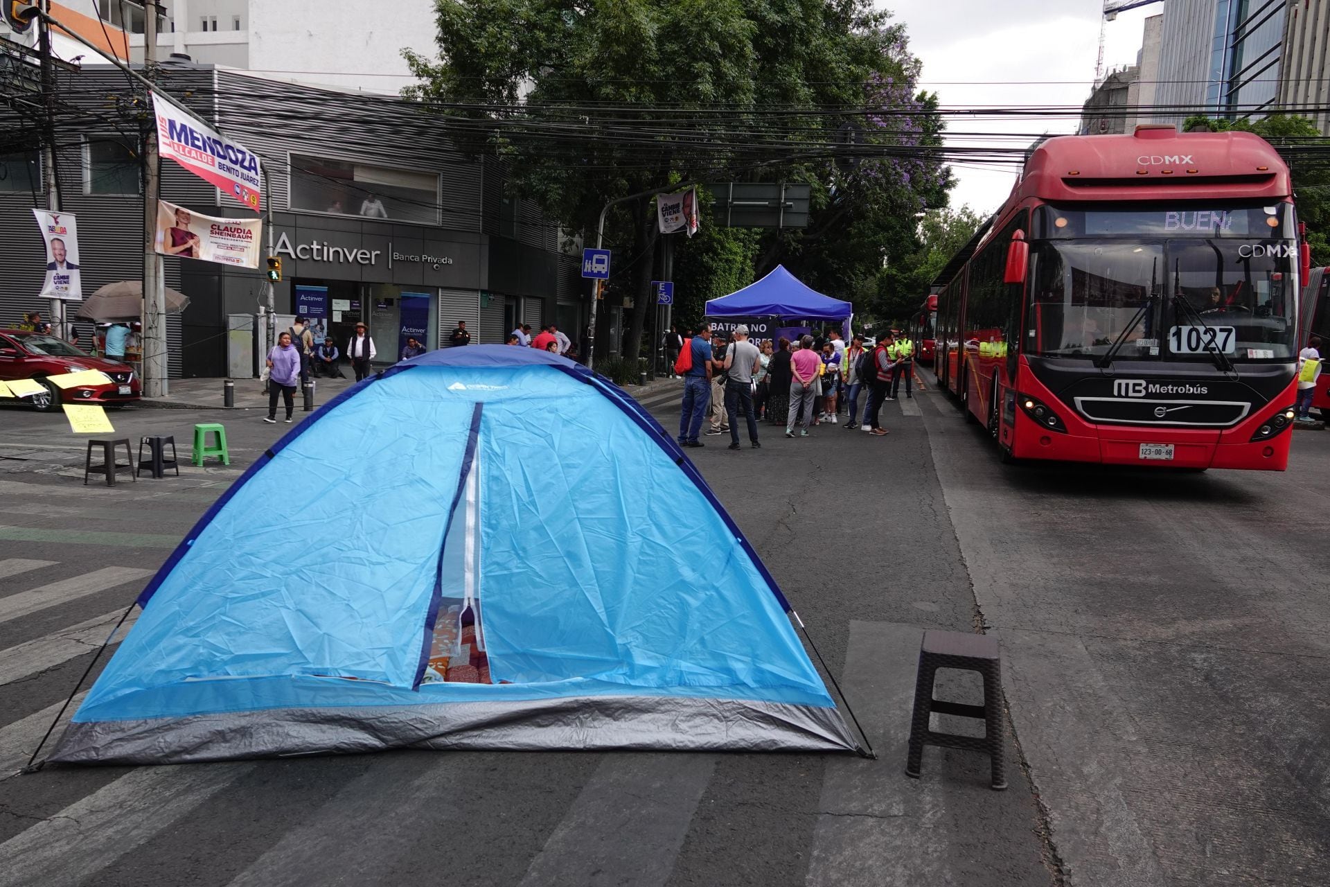 Bloqueo por parte de vecinos de la Alcaldía Benito Juárez en avenida de los Insurgentes por agua contaminada