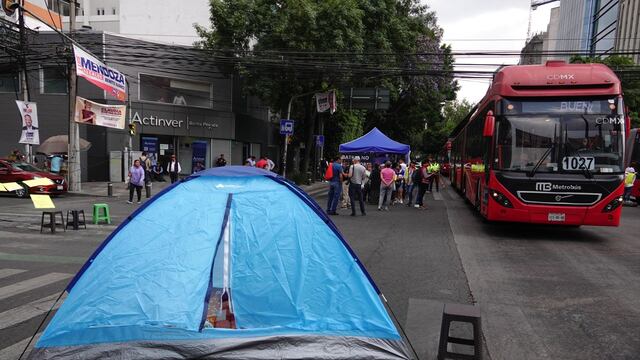 Bloqueo por parte de vecinos de la Alcaldía Benito Juárez en avenida de los Insurgentes por agua contaminada