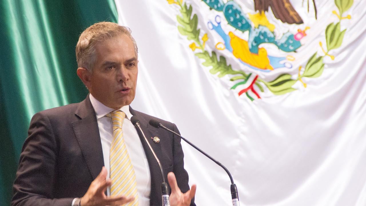 La polémica propuesta de Miguel Ángel Mancera: prohibir celulares en las casillas