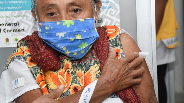 Adulta mayor vacunada con Pfizer en Quintana Roo