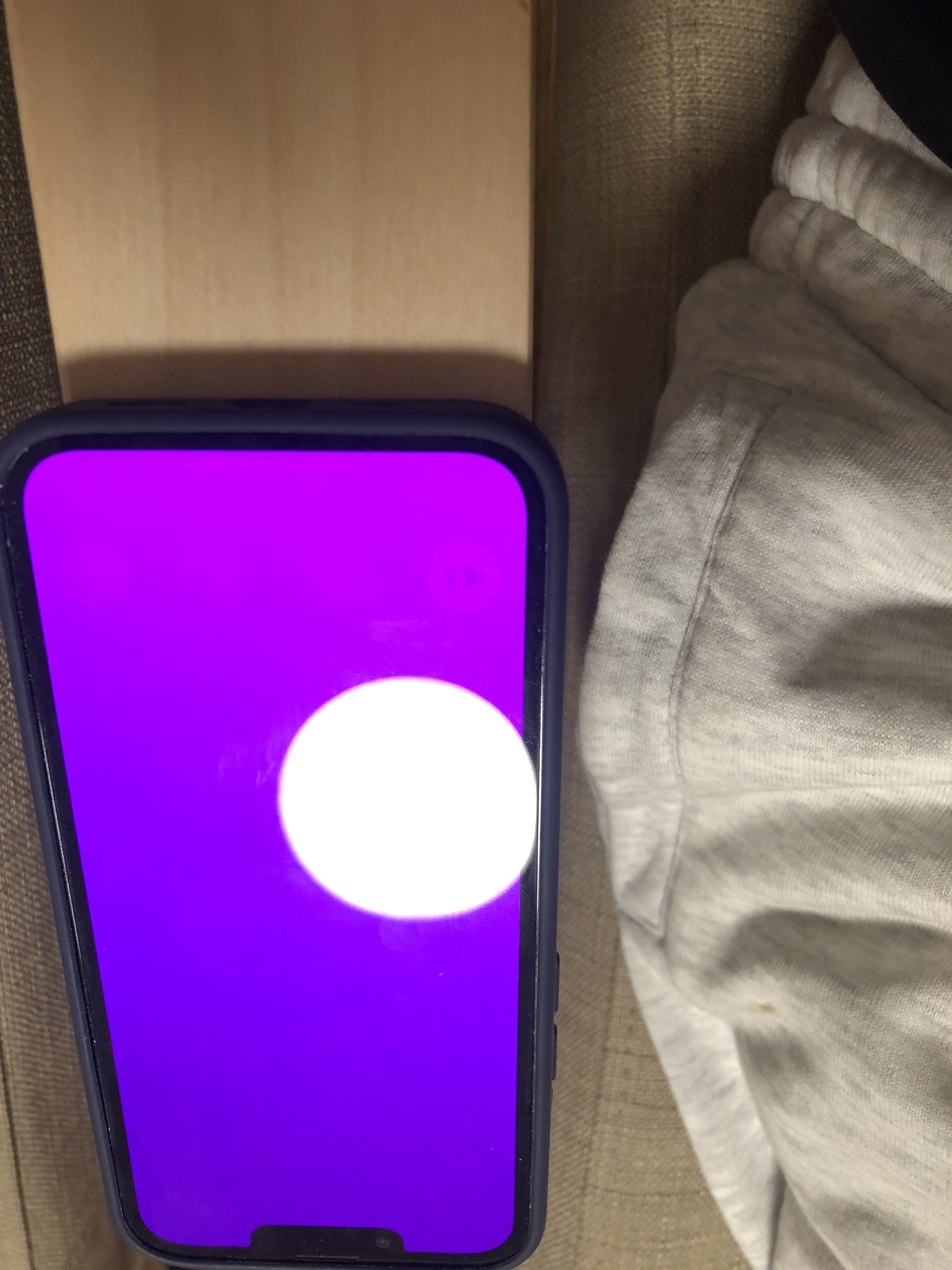 iPhone 13 con pantalla rosa